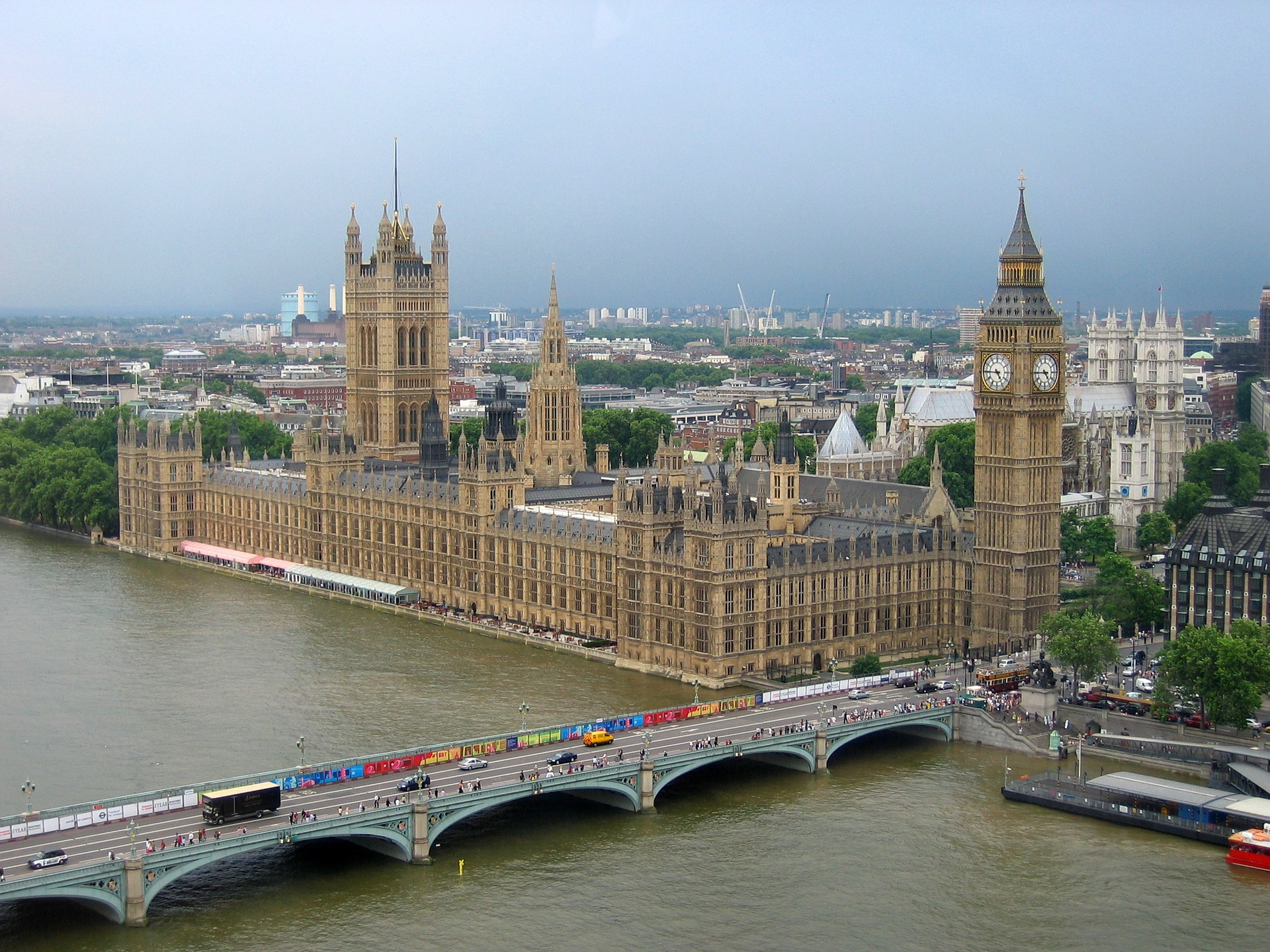 Zdjęcie przedstawia Pałac Westminsterski w Londynie. To miejsce, w którym kwitła monarchia parlamentarna.