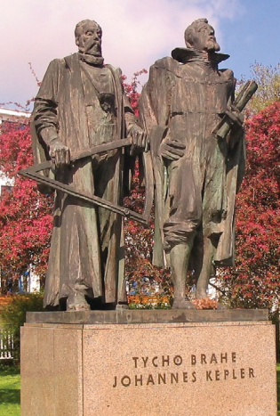 Pomnik Tycho Brahe (z lewej) i Johannesa Keplera (z prawej) w Pradze