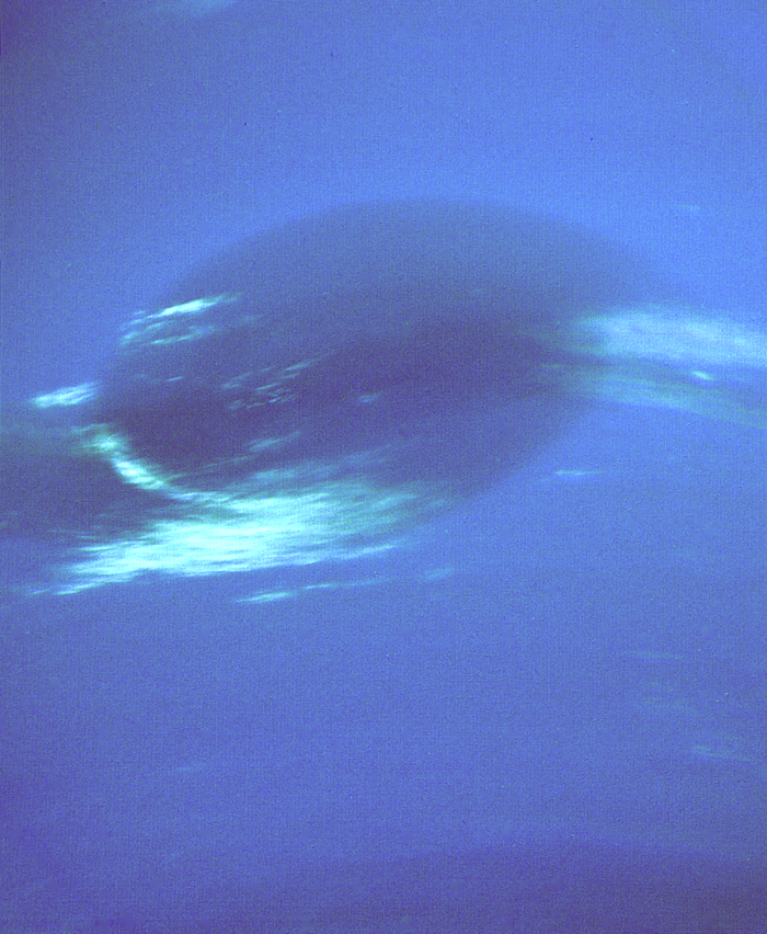Wielka Ciemna Plama na Neptunie. Zdjęcie wykonane przez sondę Voyager 2. 