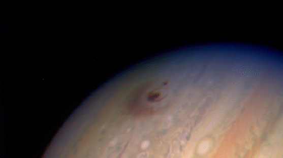 Zdjęcie przedstawiające ślady na powierzchni Jowisza po uderzeniu fragmentów komety Shoemaker-Levy 9