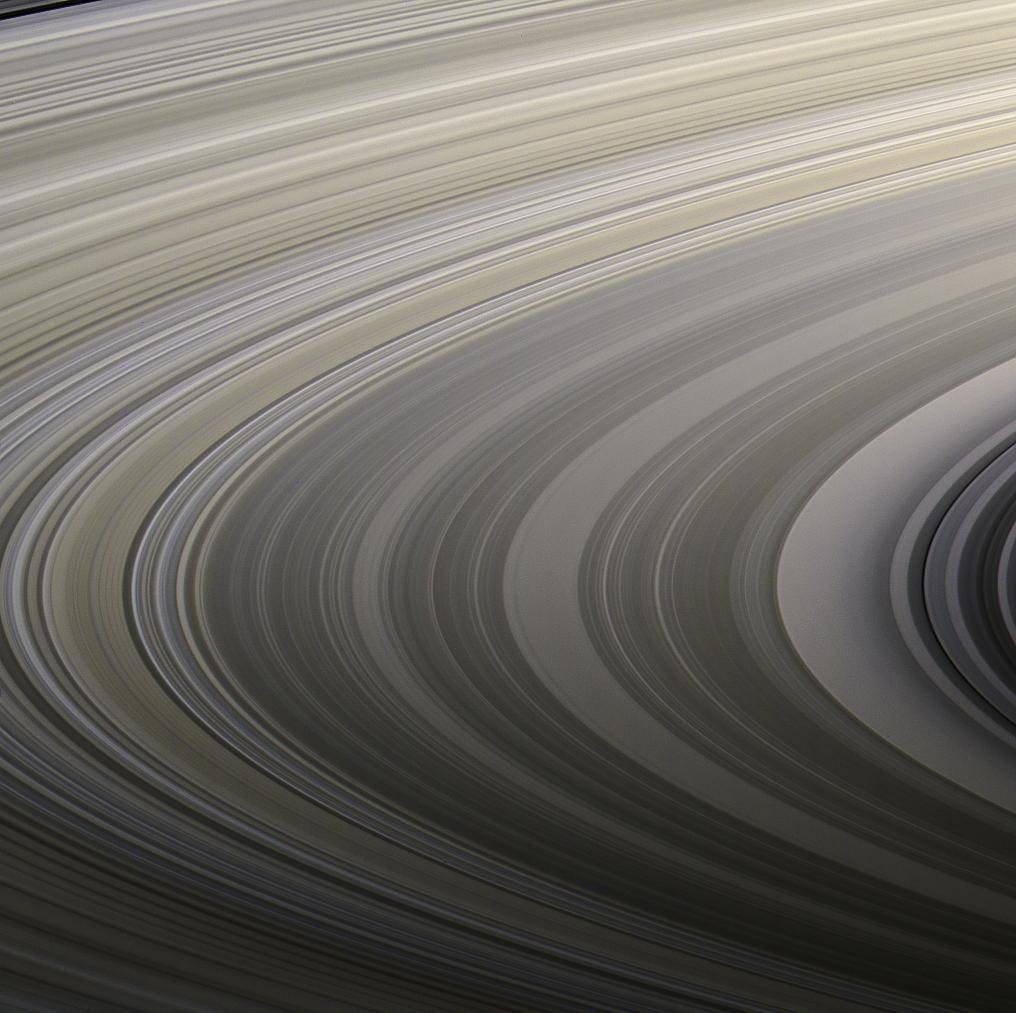 Pierścienie Saturna widziane przez sondę Cassini NASA w sierpniu 2009 r.