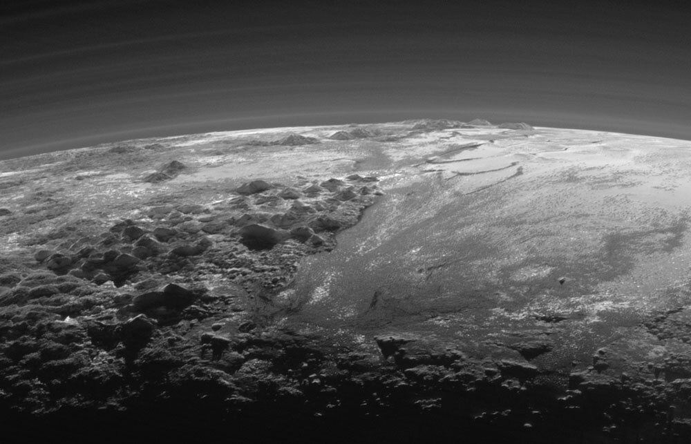 Powierzchnia Plutona z widocznym zamgleniem atmosfery