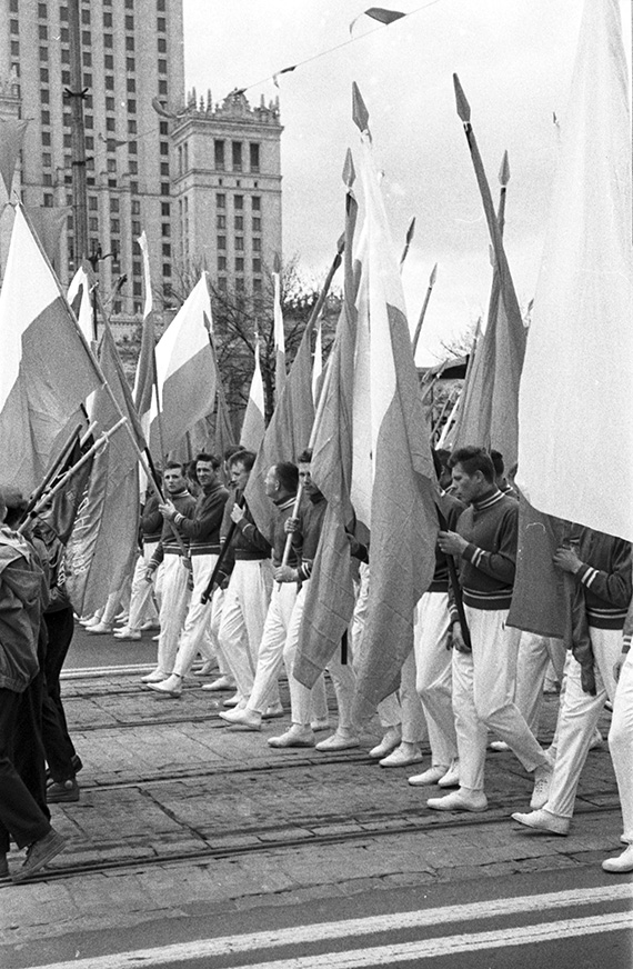 Zdjęcie przedstawiające uczestników obchodów Święta Pracy w Warszawie w 1963 roku