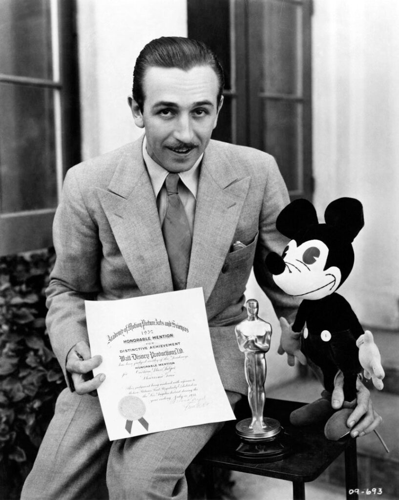 Zdjęcie przedstawiające Walta Disneya z Myszką Miki i Oscarem