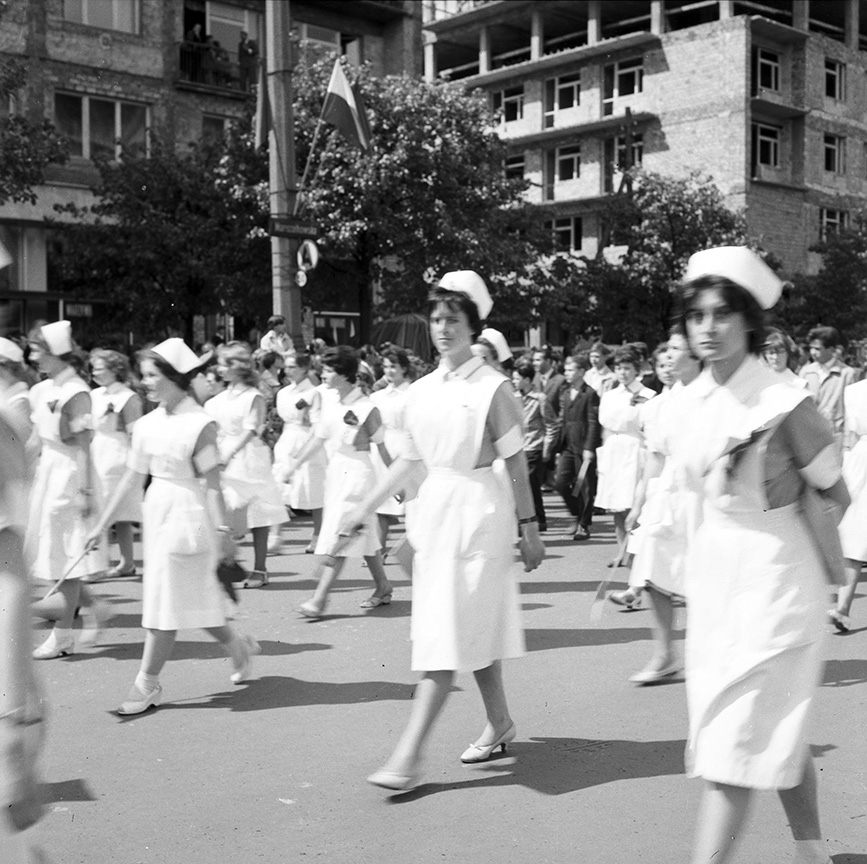 Święto Pracy - czarno-białe zdjęcie przedstawiające pielęgniarki podczas parady